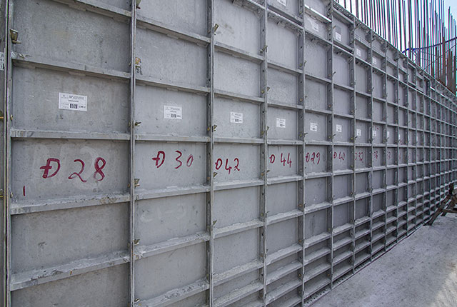 Thi công cốp pha cột tầng 12 block Uranus