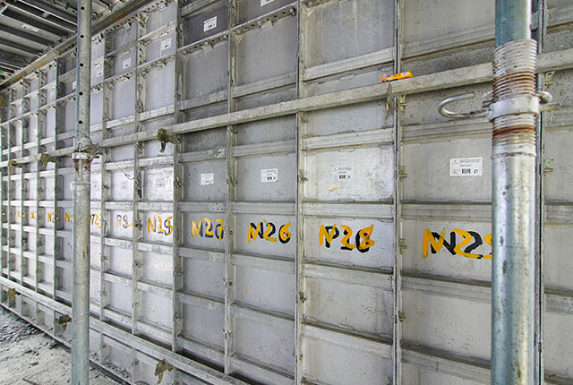 Thi công cốp pha cột tầng 13 block Mecury