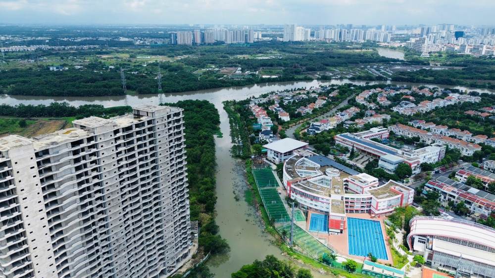 Điểm đầu tuyến tại TPHCM giao với đường Nguyễn Hữu Thọ tại xã Phước Kiển.