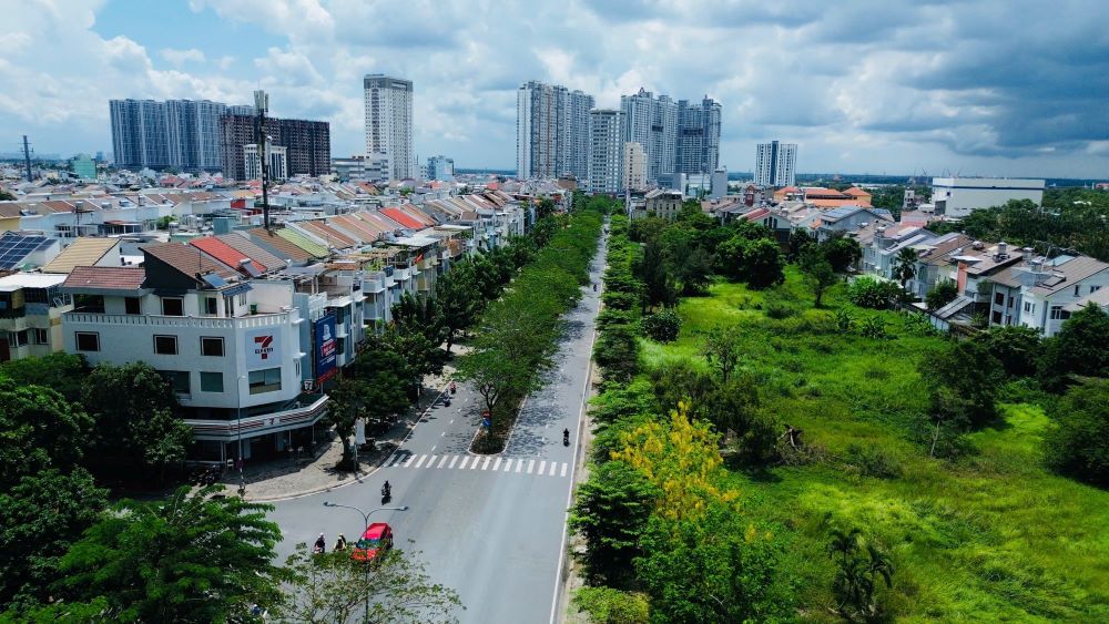 Điểm đầu tuyến tại TPHCM giao với đường Nguyễn Hữu Thọ tại xã Phước Kiển.