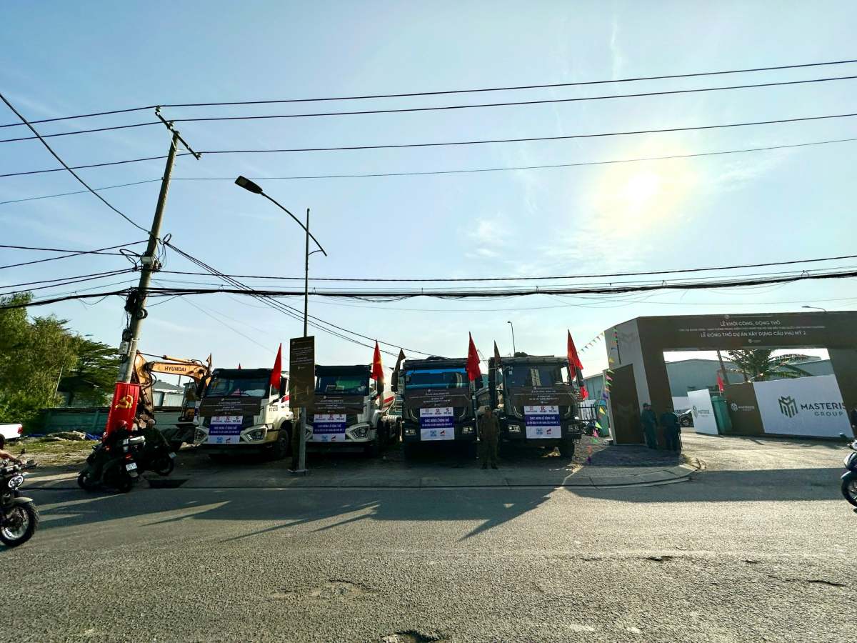 Ngay từ sớm, công nhân cùng máy móc, thiết bị đã được bố trí cho lễ động thổ dự án cầu Phú Mỹ 2.